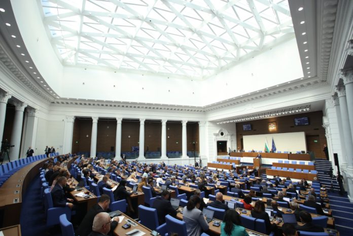 Парламентът одобри промени в закона за оръжията и сделка за минни ловци