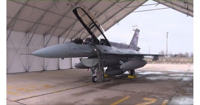 Това е първият самолет F-16, който пристигна в България. На кадъра се вижда и хангарът, който е построен специално за него. Военният министър Димитър Стоянов разкри за злоупотребите още през юни при представянето на екипа си. Аделина Николова беше зам.-министър на отбраната.
