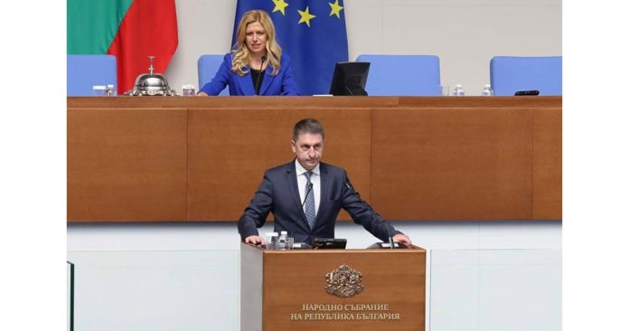 Шефът на комисията за контрол над службите за сигурност Христо Терзийски изчете доклада на комисията СНИМКА: Велислав Николов