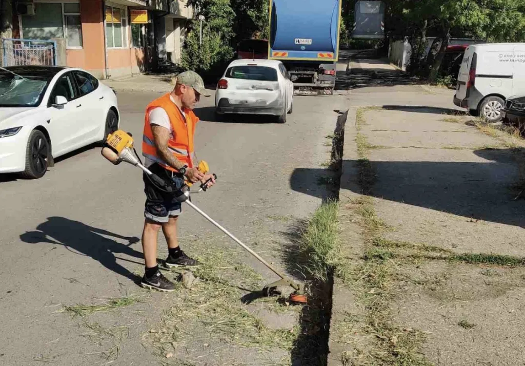 Общинските екипи продължават дейностите по косене на тревните площи в Русе