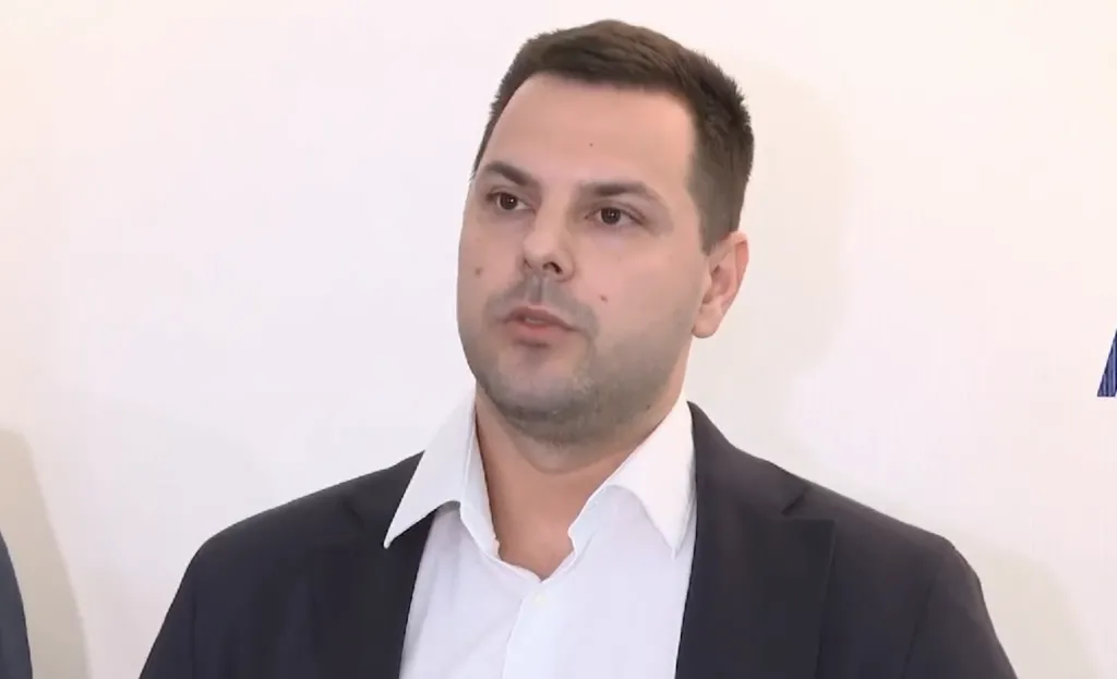 Двама са обвинени за изнудване и измама