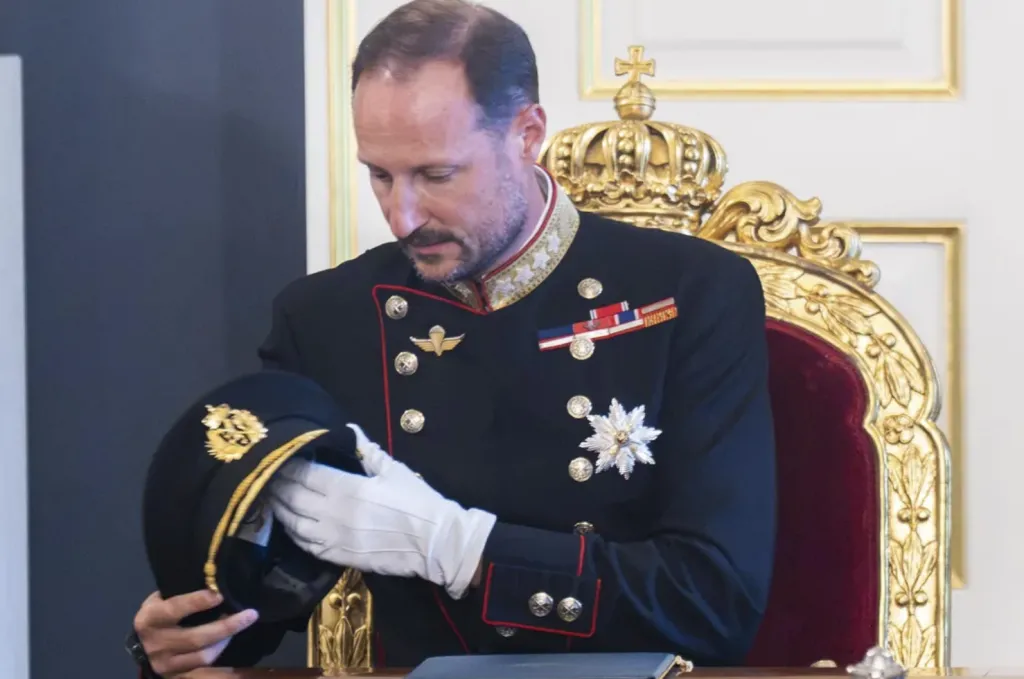 Крал Хокон VIII почете паметта на баща си на служба в Аскер