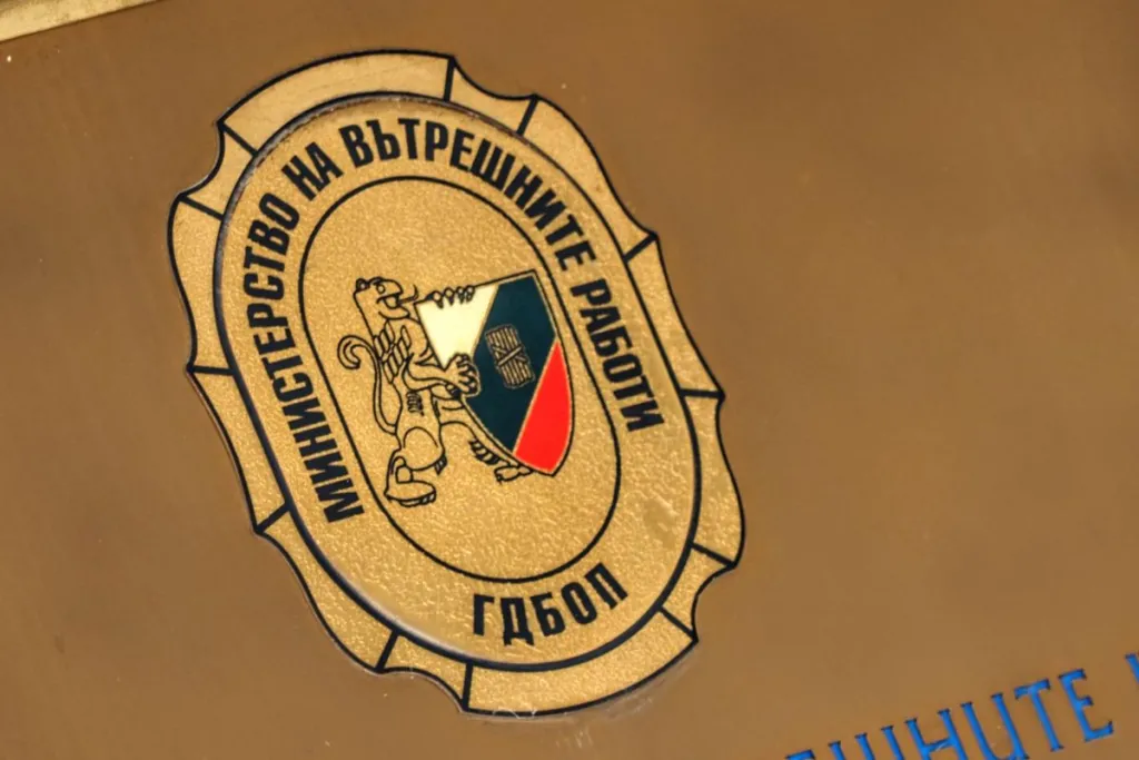 Деветима са задържани за отклоняване на митнически стоки