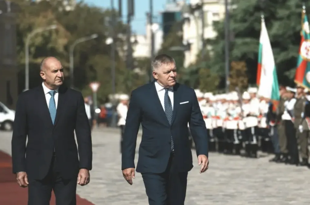 Министър-председателят на Словакия Роберт Фицо пристигна в България