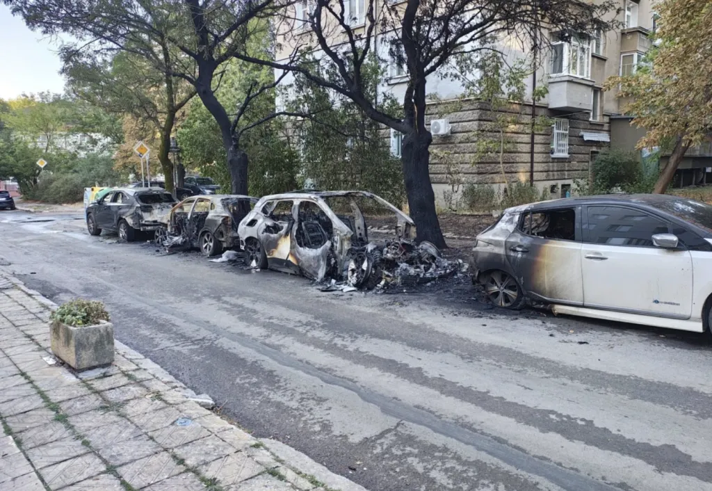 Запалиха десет автомобила в София