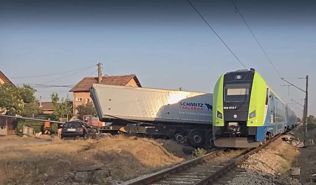 Влак блъсна тир на жп прелез край Враца