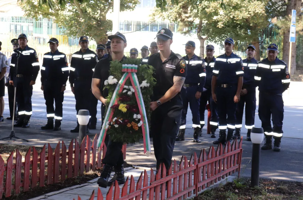 С поднасяне на венци и цветя в Русе почетоха паметта на загиналите пожарникари