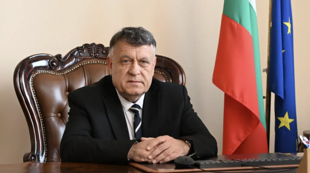 Просветният министър към учениците: Бъдете любопитни и не се страхувайте да грешите
