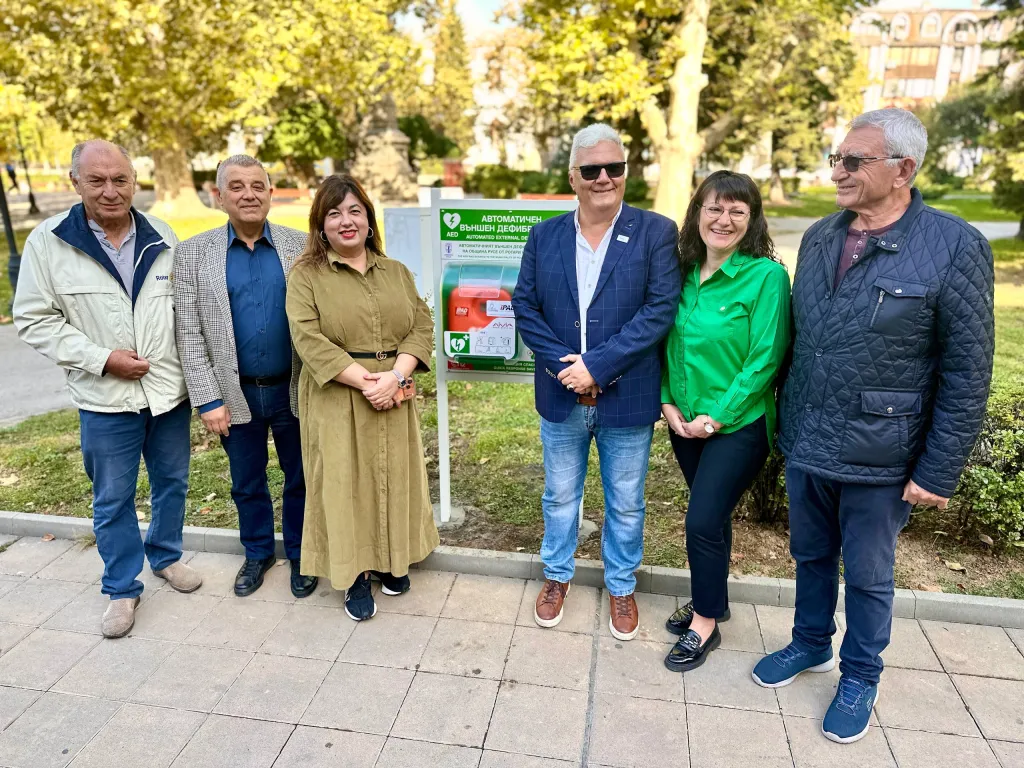 Нов дефибрилатор на пл. „Княз Александър Батенберг“ разширява мрежата за спешна реакция в Русе