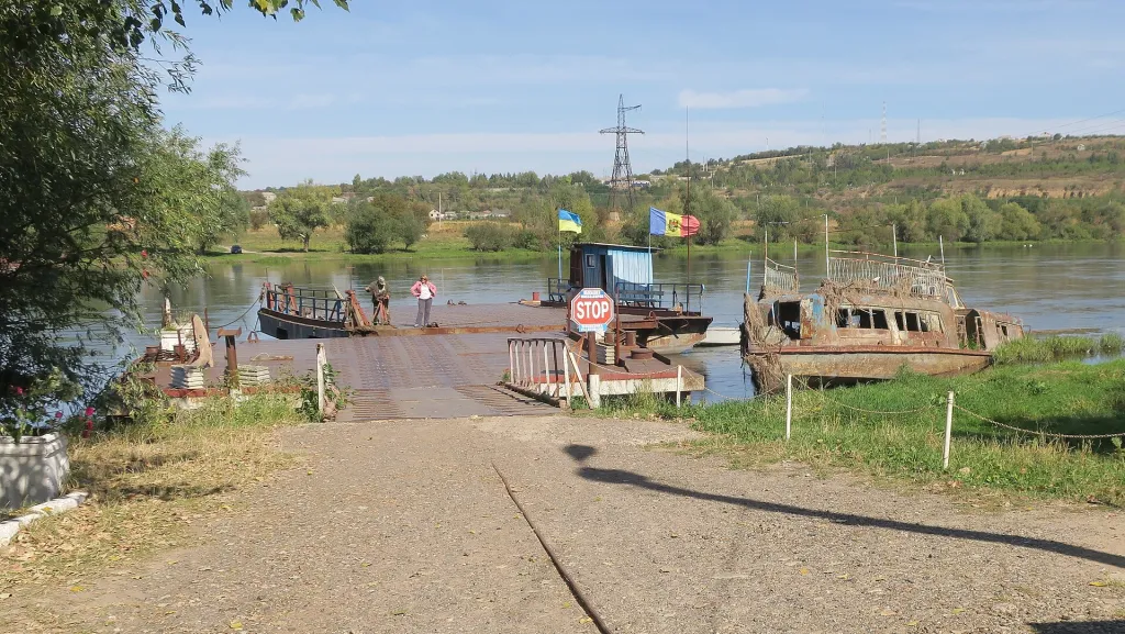 Снаряд порази микробус и рани граничар на пункта Паланка