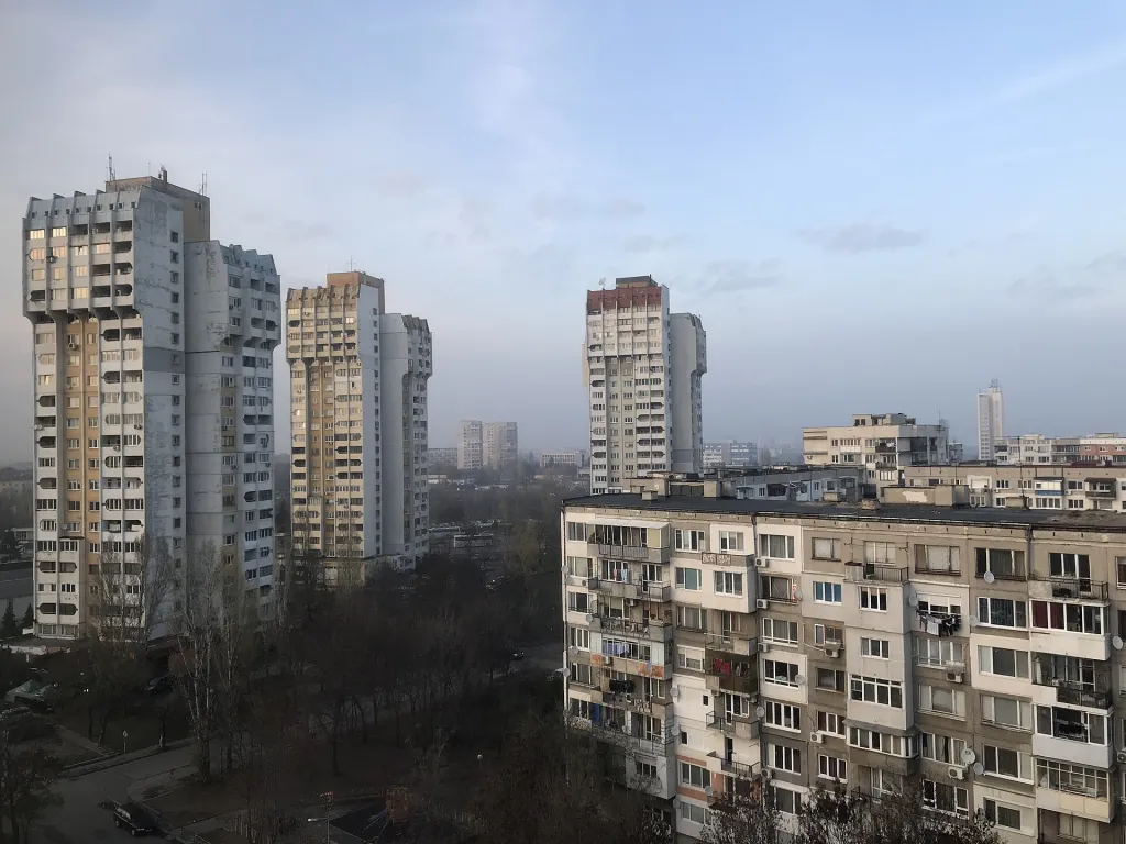 Сделките с имоти намаляват, но жилищата продължават да поскъпват