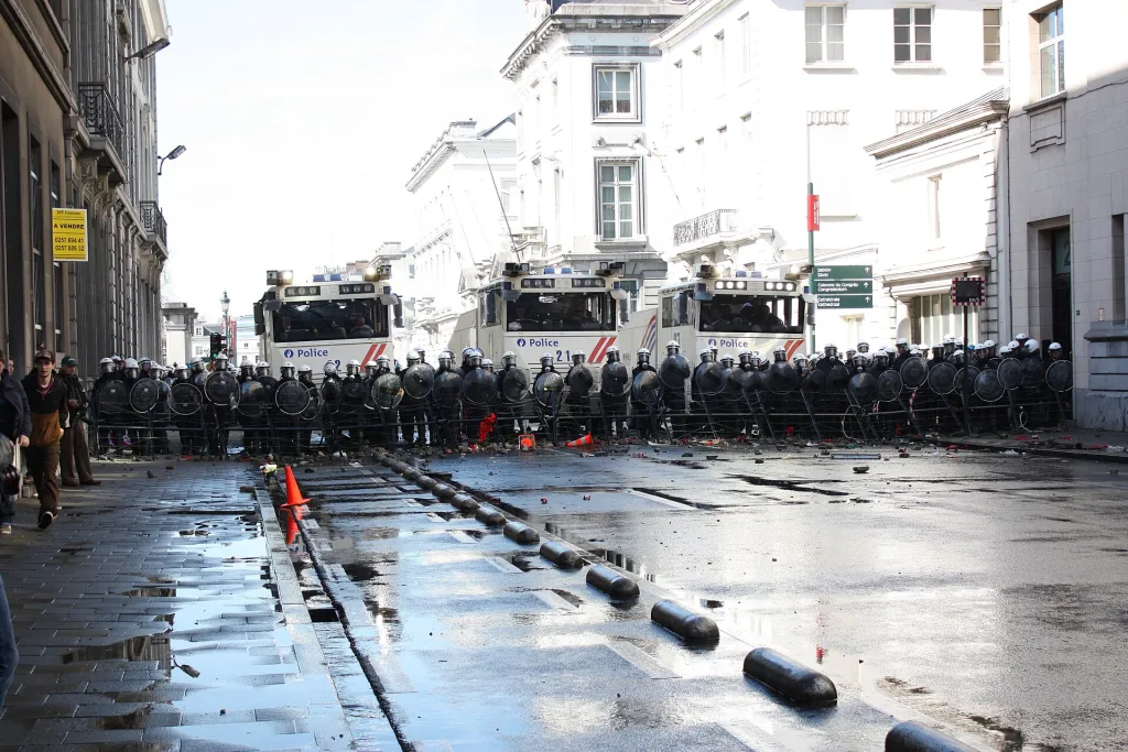 Десетки хиляди протестираха в Брюксел срещу цените и икономиите