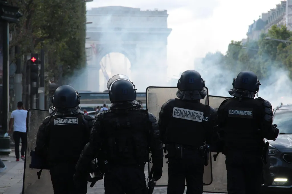 Сблъсъци във Франция, младежки протести в Германия
