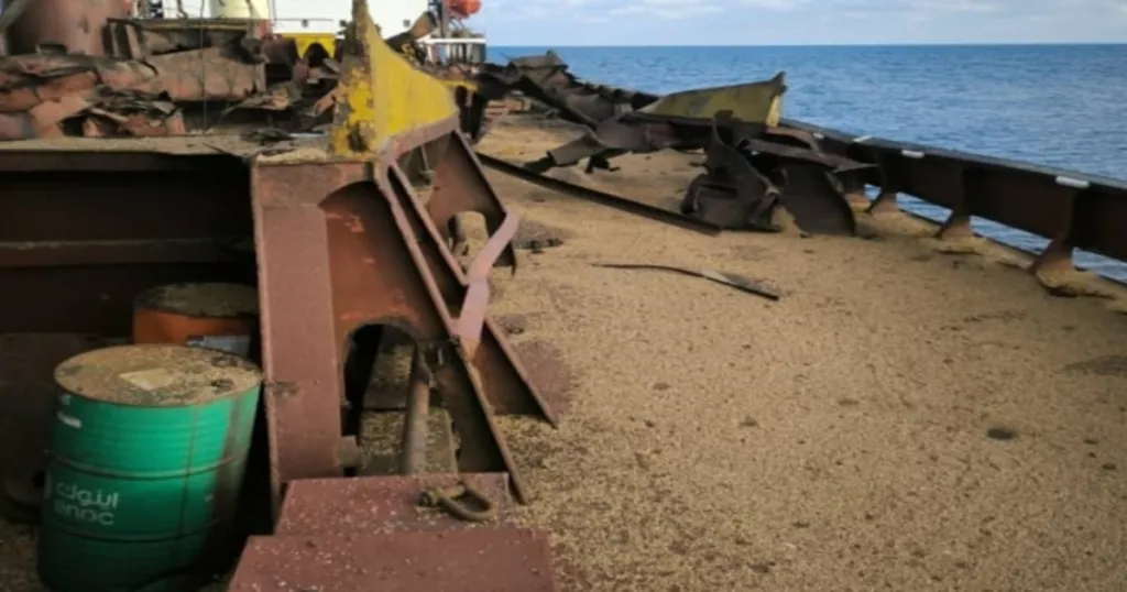 Пожар на кораб в Черно море: съобщава се за двама загинали