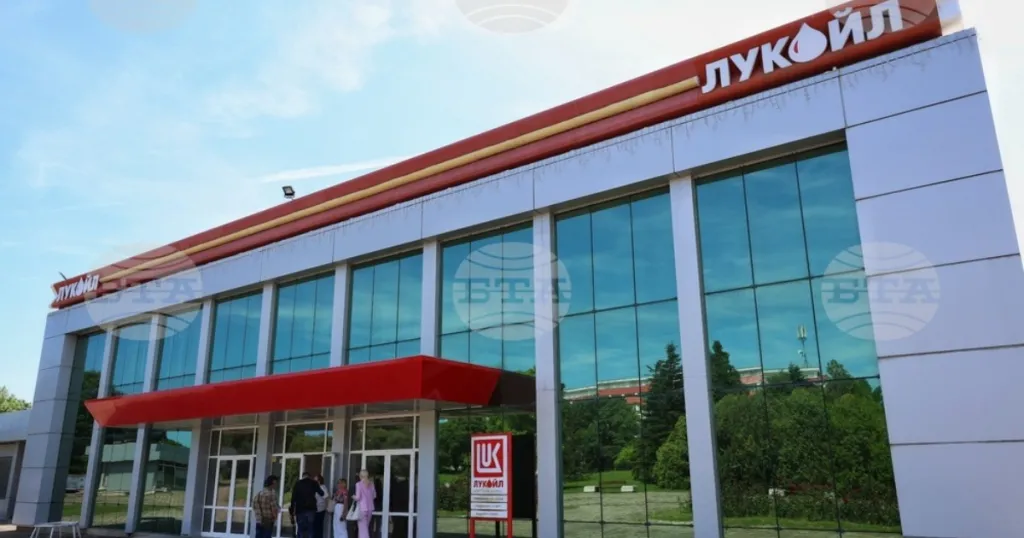 „Ню Йорк пост“: Българската рафинерия на „Лукойл“ влиза в сделка на Боули