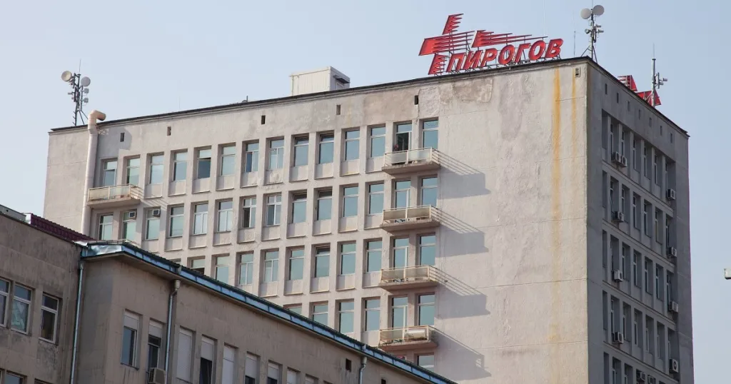 Разследване поставя въпроси за повторно използвани инструменти в „Пирогов“