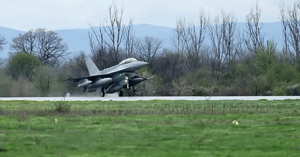 Българските F-16 още не са поели бойно дежурство
