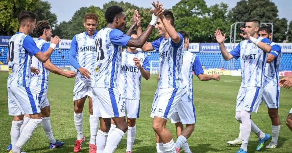 Дунав победи Спартак Варна с 2:0 и взе първи успех у дома