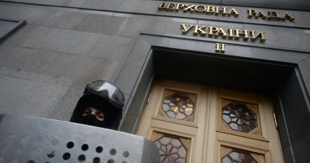 Върховната рада удължи военното положение и мобилизацията