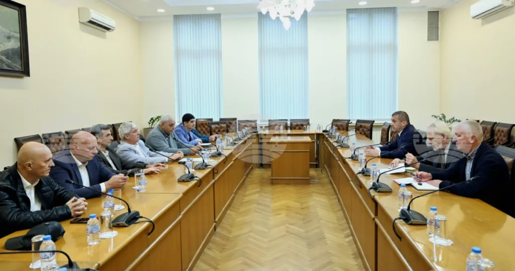 Министърът и синдикатите обсъдиха прехвърлянето към „Ивкони Експрес“