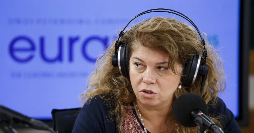 Йотова допуска разговор с Путин при държавен мандат