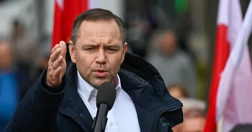 Навроцки прекъсна пътуването си след полицейска акция в съда