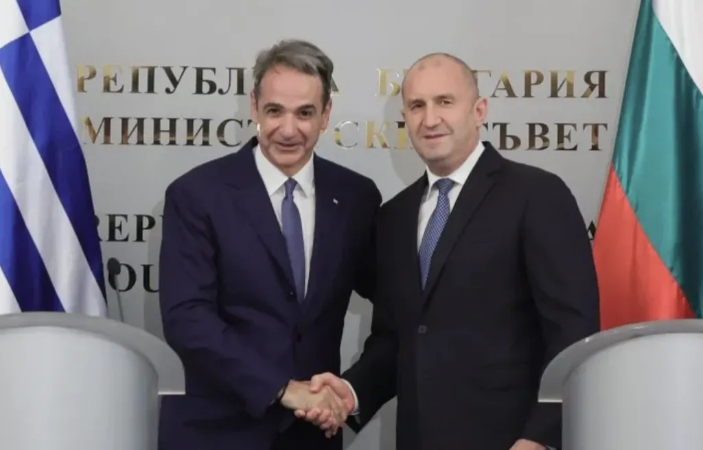 Радев лично приема тленните останки на Самуил от Мицотакис в Солун