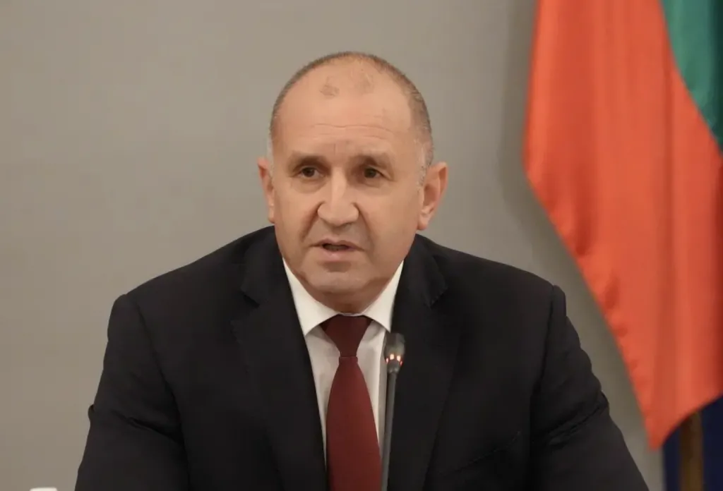 Румен Радев събира институциите за ударените в Черно море кораби