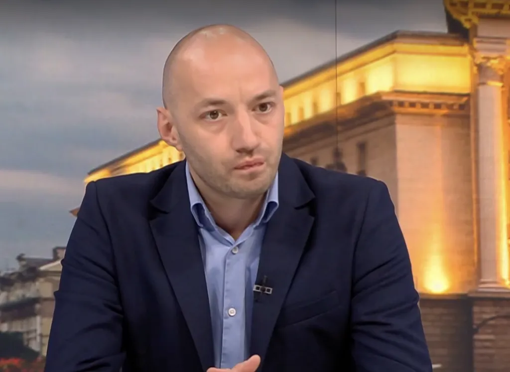 Димитър Ганев очаква балотаж между Йотова и Гюров