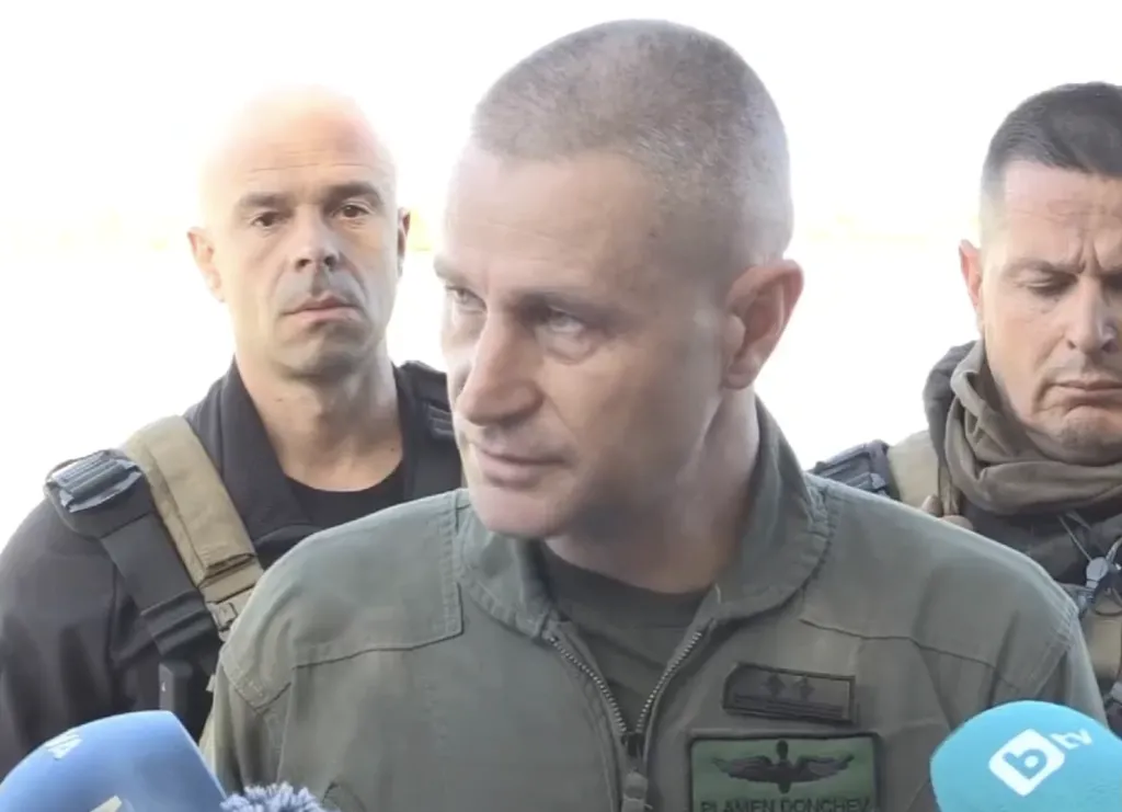 Двама военни огледаха обгорелия търговски кораб в Черно море