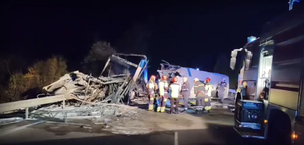 Двама водачи загинаха при сблъсък на автобус и камион край Говедаре