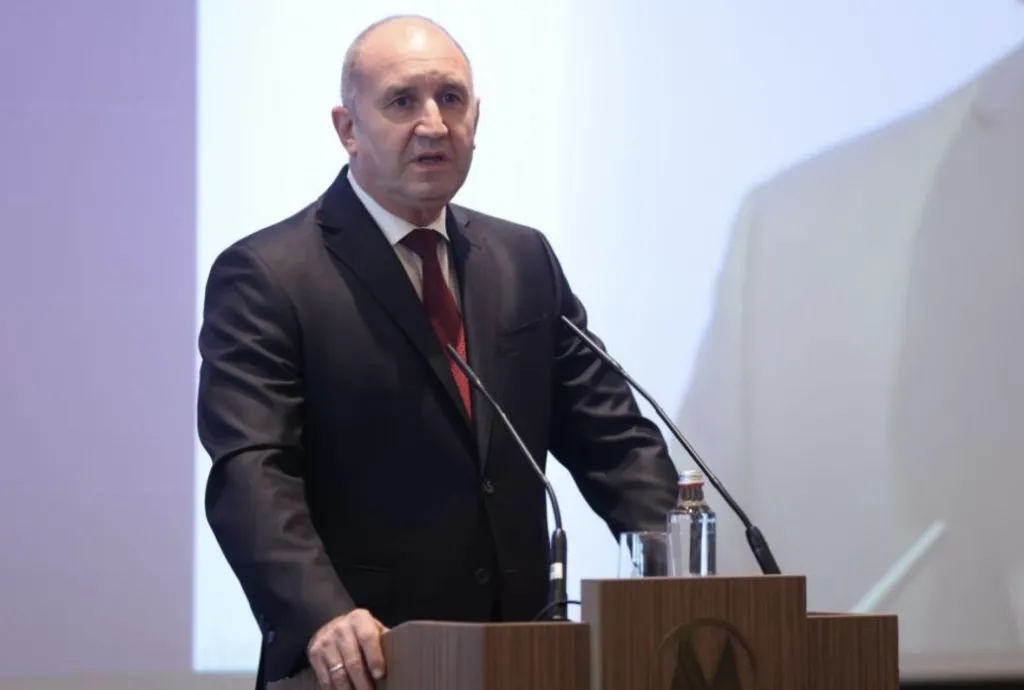 Румен Радев обеща по-добри условия за младите лекари