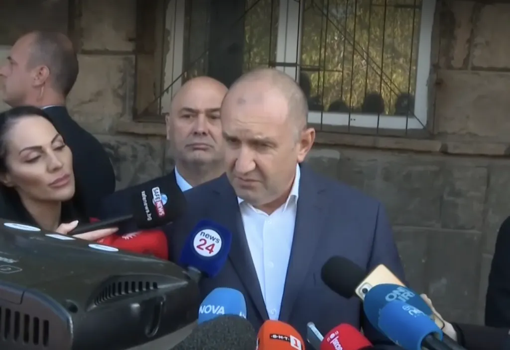 Радев блокира засега оставката на шефа на НСО