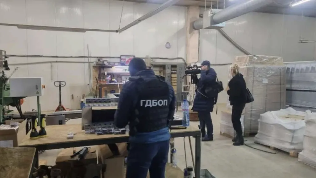 Служби разкриха фабрика за цигари с 12 тона тютюн в Карнобат