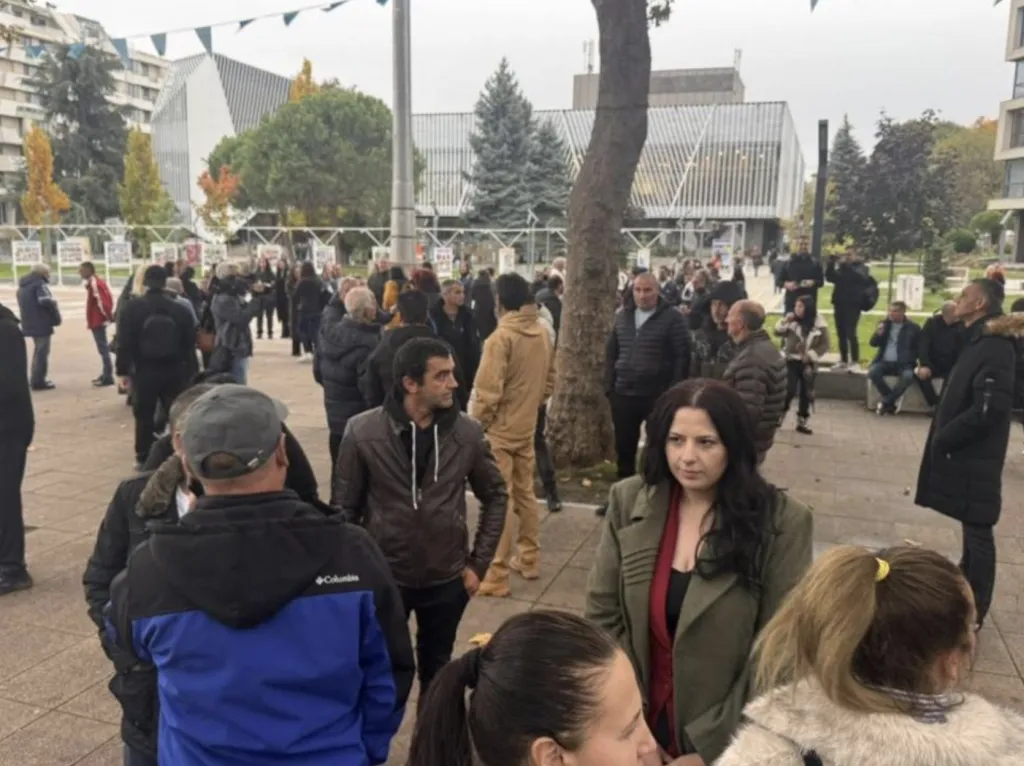 Поддръжници на Ревански и Гавазов протестираха пред съда в Бургас