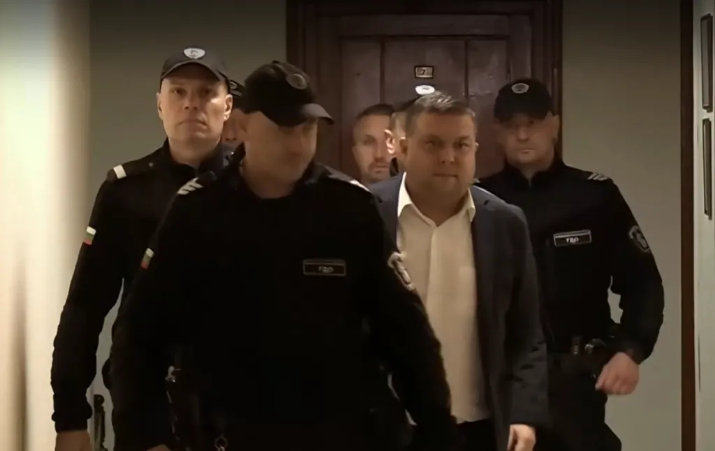 Апелативният съд в Бургас промени мярката на двамата кметове на домашен арест